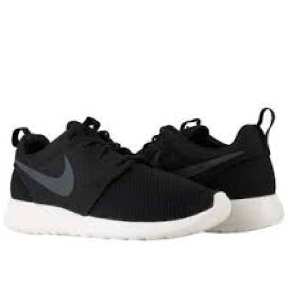 black nike roshe one womens